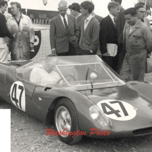 Le Mans 1962 aux vérifications techniques : c'est là que le (faux) problème des boulons de roues arrière va naître !
© Washington Photo